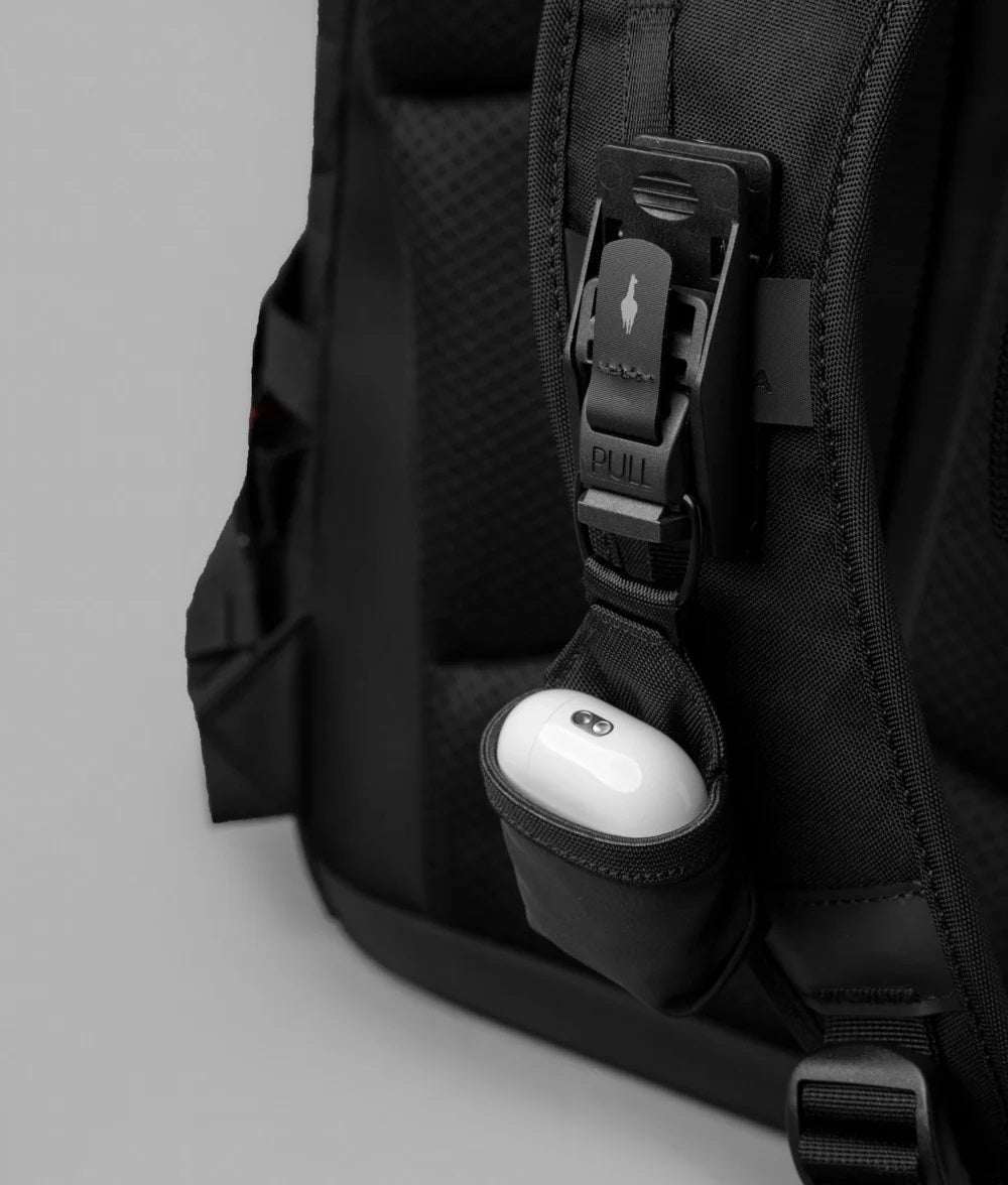 Alpaka Magnetic Airpods Pro Pouch - Image 4