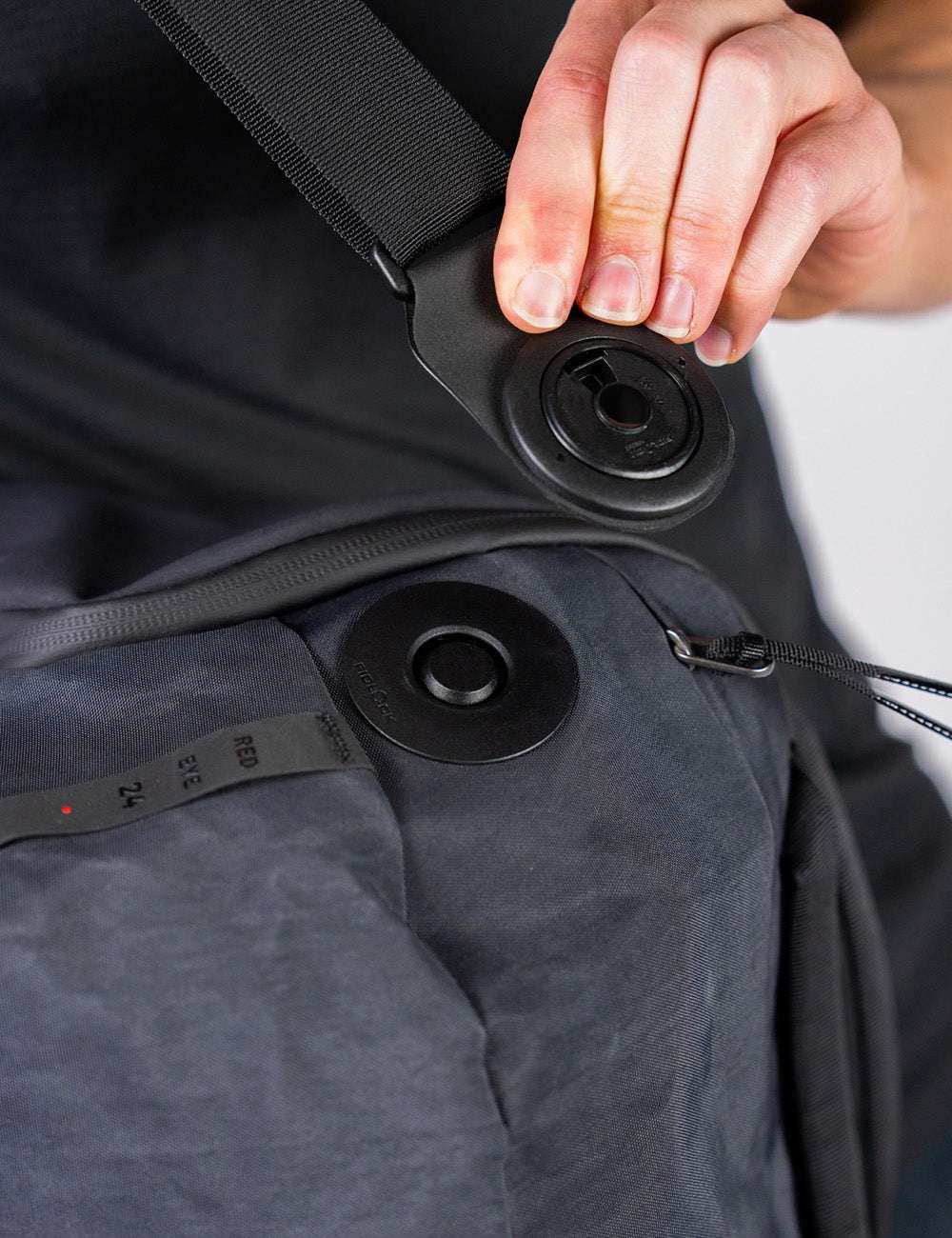 Matador® x Carryology® Redeye 24 - Black Edition - Image 13